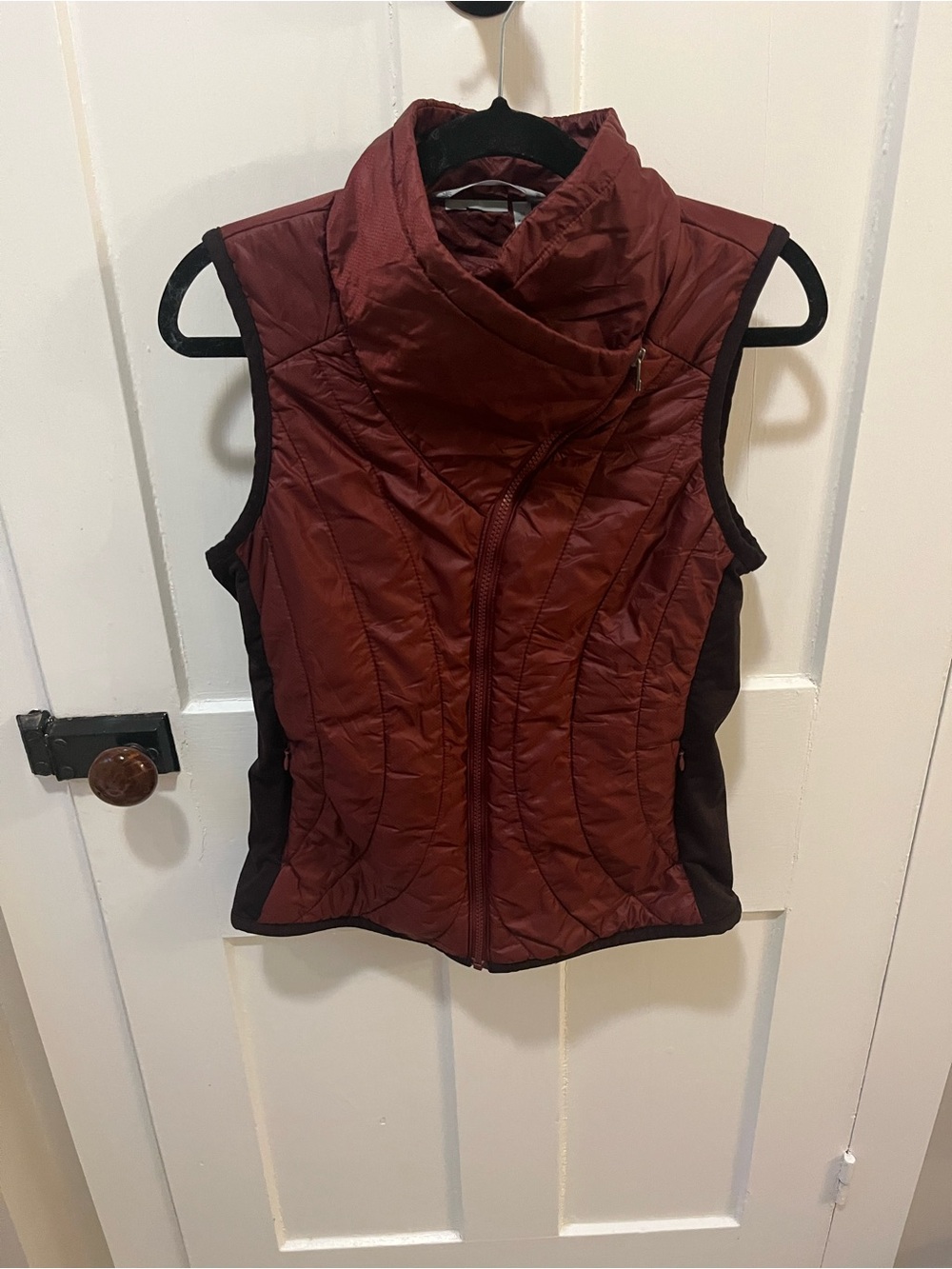 Athleta Vail Women’s Vest in Cherrywood Lightweight Puffer Size Medium